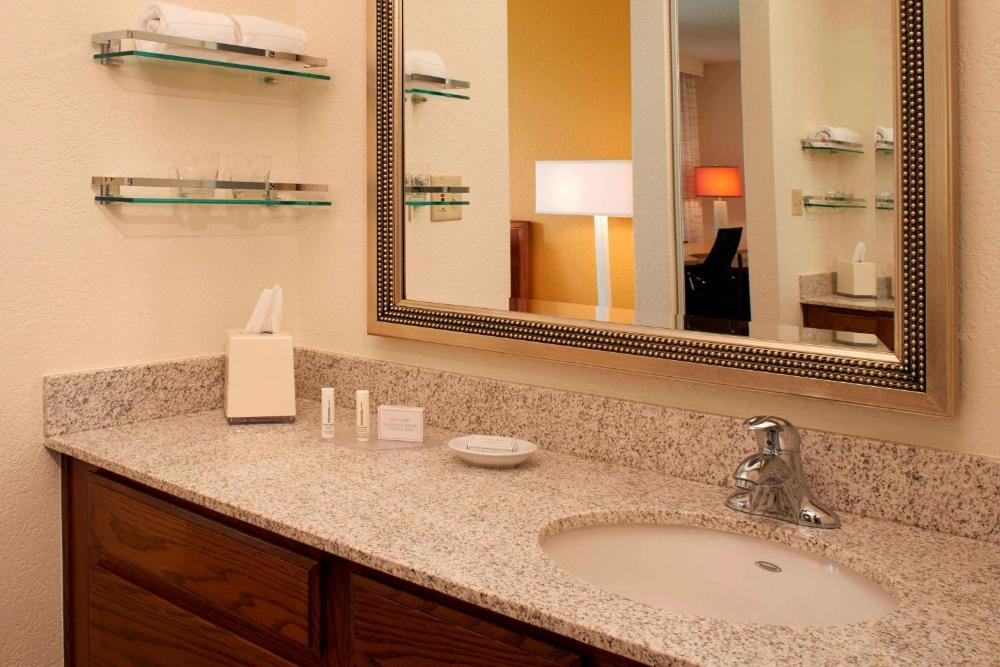 One Bedroom Suite Queen interior